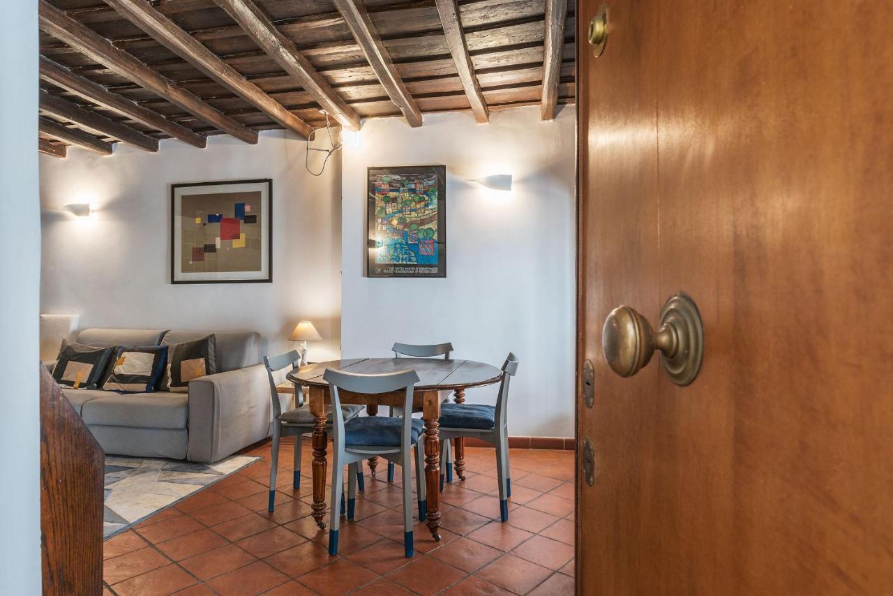 Stylish Flat Domus Aurea Apartment Rom